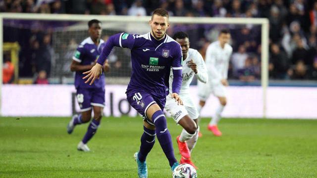 在对手防守 在对手防守